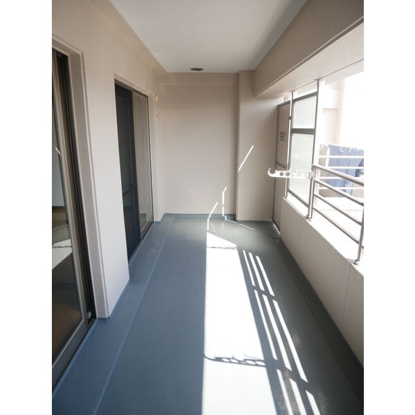 二部屋にわたっている大きなバルコニー