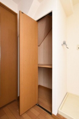 階段下にも収納たっぷりでいいですね。