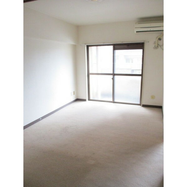 こちらは寝室にピッタリの洋室です