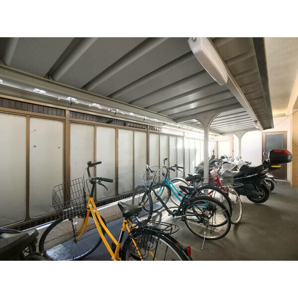 屋根付きの駐輪所があります