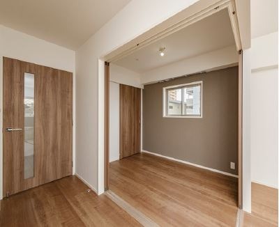 こちらは寝室にピッタリの洋室です