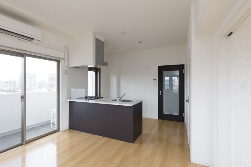 白の壁紙で明るいリビングです