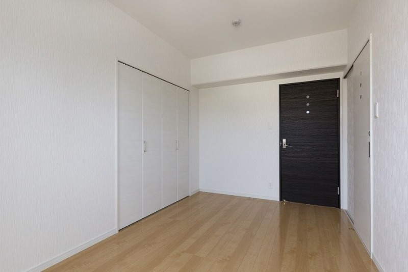 リビングとの仕切りが有る為、落ち着ける寝室です