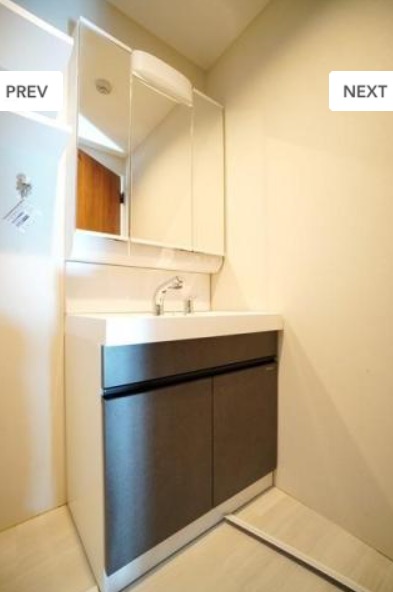 嬉しい三面鏡付き独立洗面台です