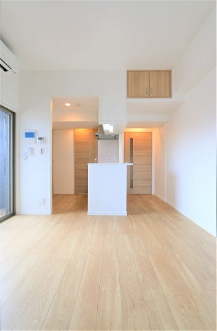 光が差し込む明るい室内です