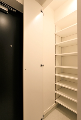 天井まであるシューズボックスで整理整頓が楽ですね