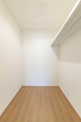 かさばりやすいお洋服もたっぷり収納可能です