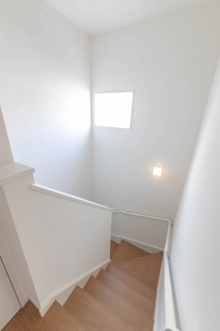 階段部も手すり付きで安心ですね