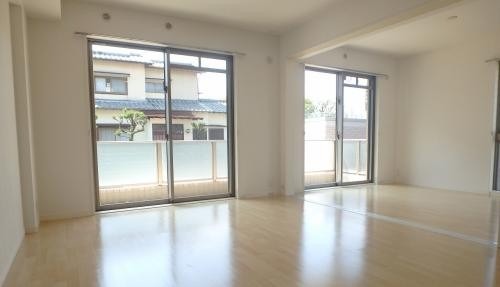 白基調の綺麗なリビングです