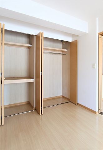 かさばりやすいお洋服もたっぷり収納出来ます