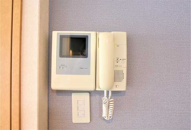安心のモニター付きインタホン