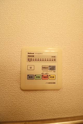 ソファーやベッドを置いてもゆとりがありますね