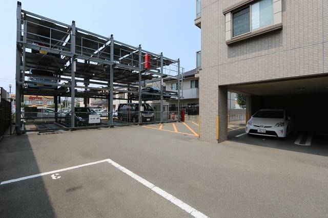 敷地内に駐車場ございます