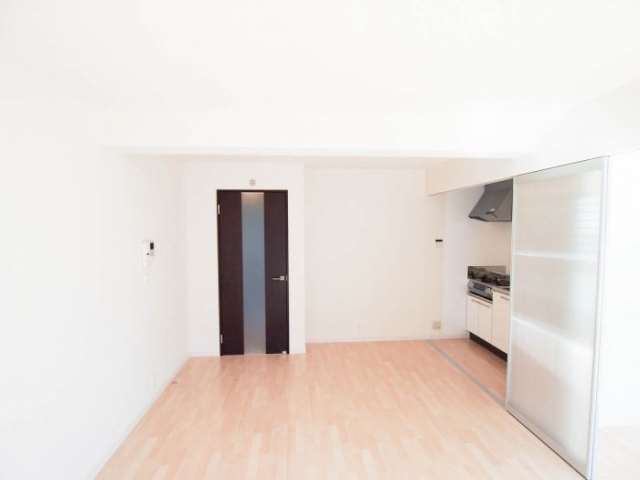 オシャレで広々11帖リビングです。2人でも十分な広さ