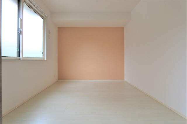 こちらは寝室にピッタリの洋室です