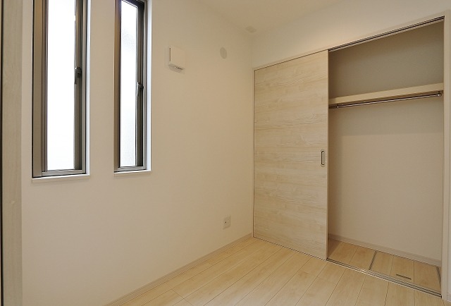 かさばりやすいお洋服もたっぷり収納できます