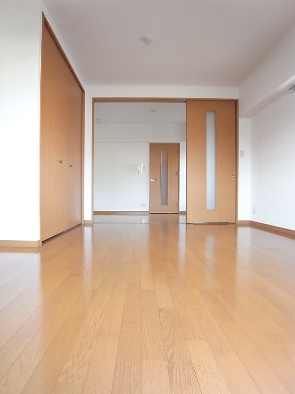 家具の配置に困らないリビングですね