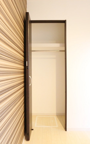 奥行きのあるクローゼットなので荷物の多い方も安心