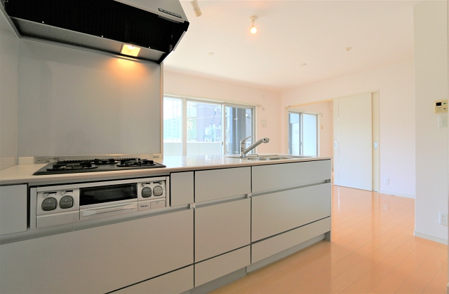 作業スペースが広く料理がはかどるキッチンです