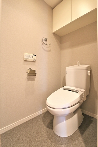 収納棚付きで清潔感のあるトイレです