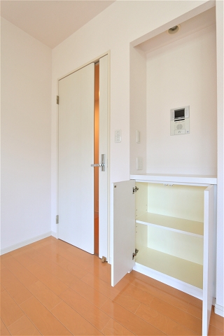 モニターフォンの下にも収納スペースがあります