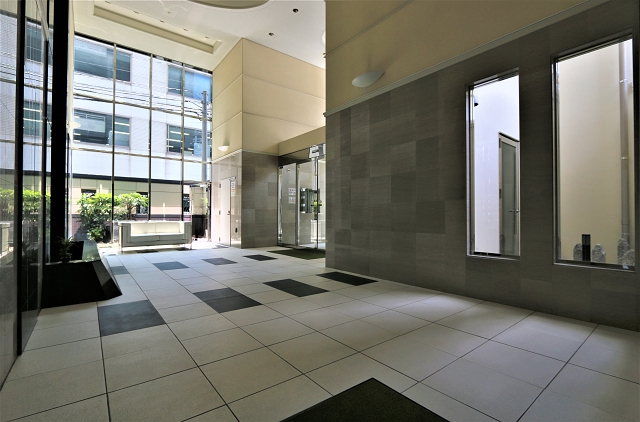 天井高で開放感のあるロビーです