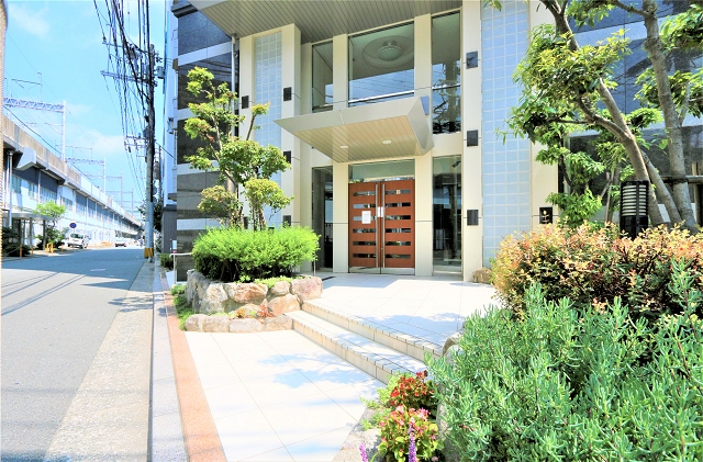 緑が多くて広々としたエントランスです