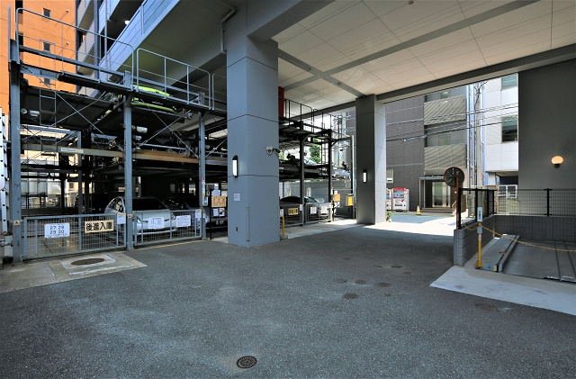 マンション1階部分に機械式駐車場があります