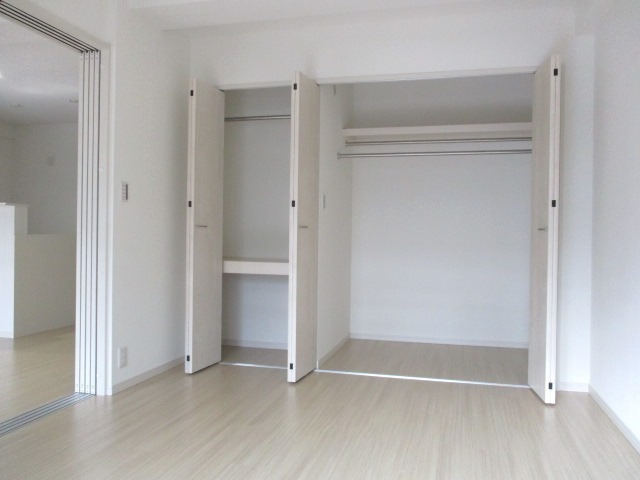 かさばりやすいお洋服もたっぷり収納可能です