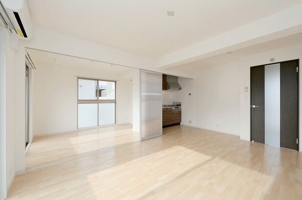 広々リビングでゆっくりお過ごしください