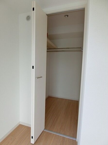 かさばりやすいお洋服もたっぷり収納可能です
