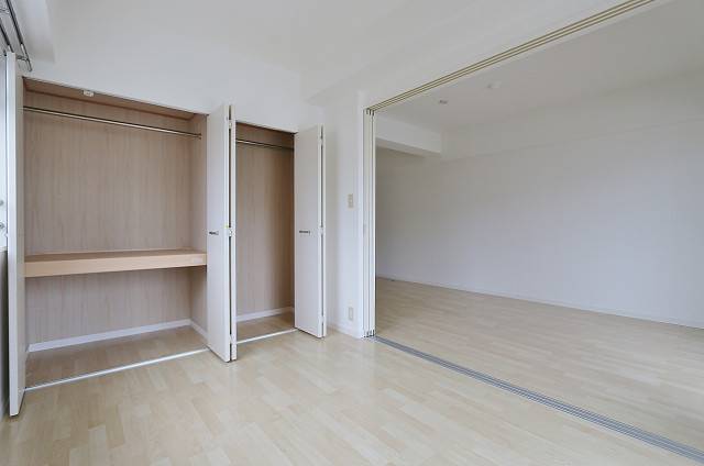 かさばりやすいお洋服もたっぷり収納可能です