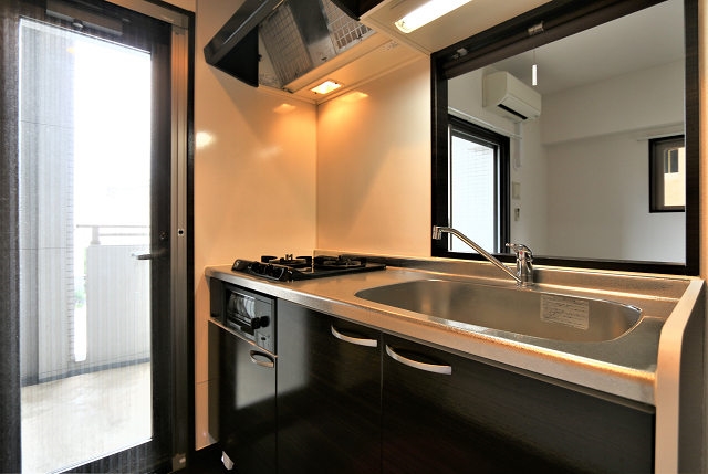 すぐ横にドアがあって換気性も抜群なキッチンです