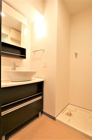 朝の身支度はこちらのおしゃれな洗面台で