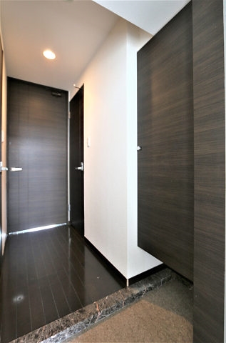 たくさん靴が入るシューズボックス付の玄関です