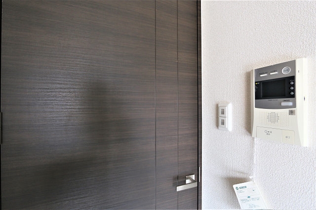 来客の確認が出来るモニター付きです