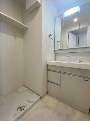 お出かけ前のお支度が捗る三面鏡付き洗面台