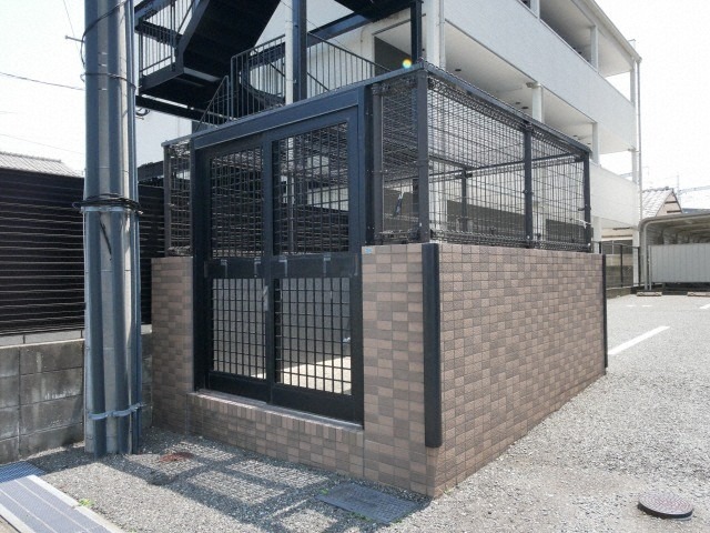 ゴミ捨てはこちらでどうぞ。