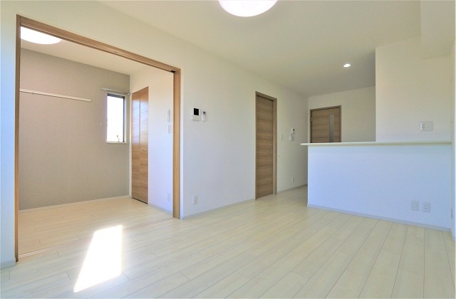 広々リビングでゆっくりお過ごしください