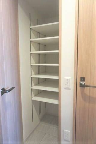 高さ調整できるシューズボックスです