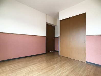 こちらは寝室にぴったりの洋室です