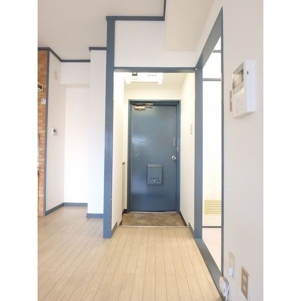 明るい玄関でお出迎え