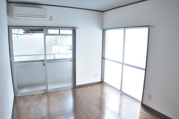 角部屋で明るい洋室