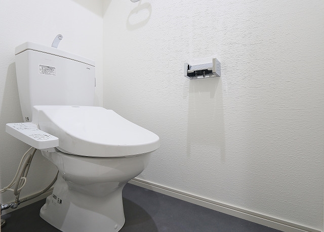 ウォシュレット付きの清潔感のあるトイレです