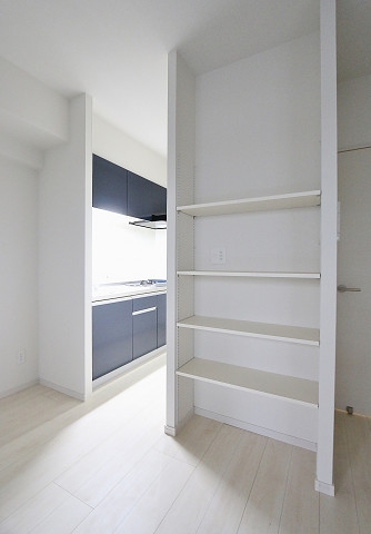 キッチンスペースにも収納があります