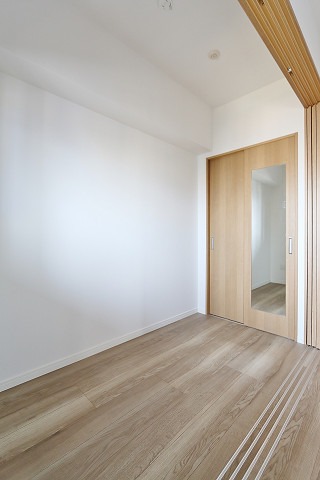 こちらは寝室にピッタリの洋室になります