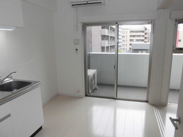 白基調のオシャレな空間のリビング