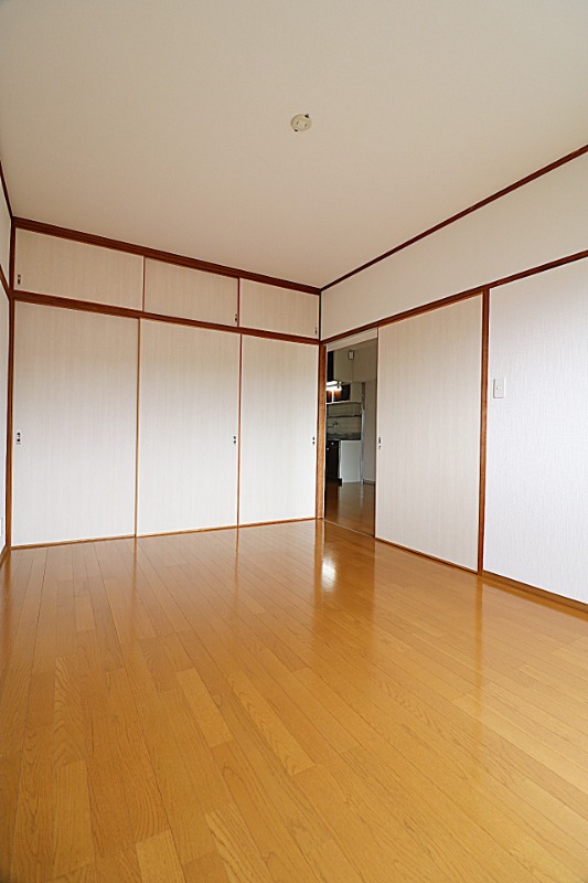 フローリングも張替えされててプチリノベのリビング。