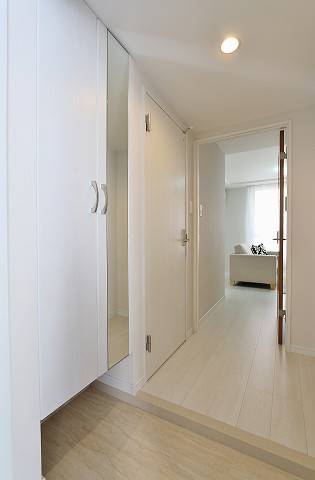 玄関から見るとこんな感じです