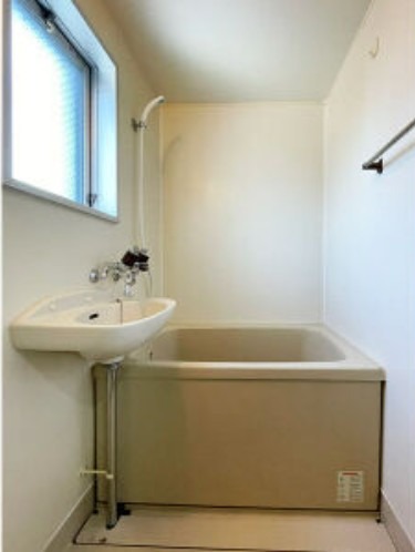 窓付きのバスルームです